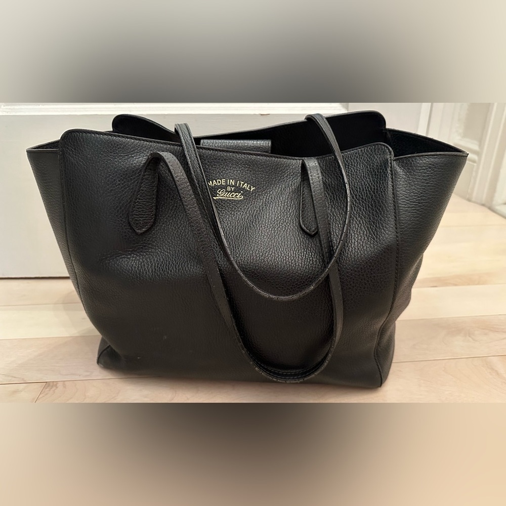 Gucci medium swing tote in black